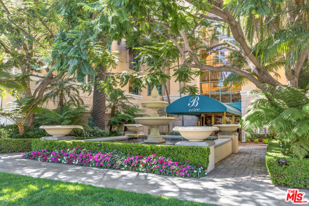 Beautiful fully furnished condo in a sought-after Brentwood building with prime location, full-service amenities, rooftop pool, and circular-drive access on Kiowa Avenue. Features 2 spacious en suite bedrooms, including a primary suite with a large walk-in closet, double vanity, separate tub, and shower. The living room opens to a front-facing balcony with treetop views through French windows. Includes a separate kitchen with ample cabinetry. Excellent walkability to shops, restaurants, and public transportation.