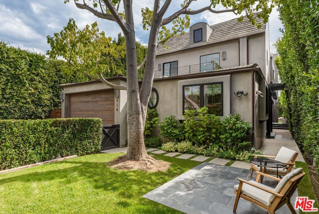 Photo of 116 S Carmelina Avenue, Los Angeles, CA 90049 (MLS # 25586055)