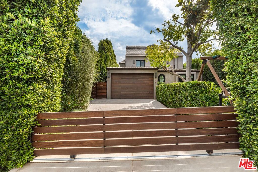 Photo of 116 S Carmelina Avenue, Los Angeles, CA 90049 (MLS # 25586055)