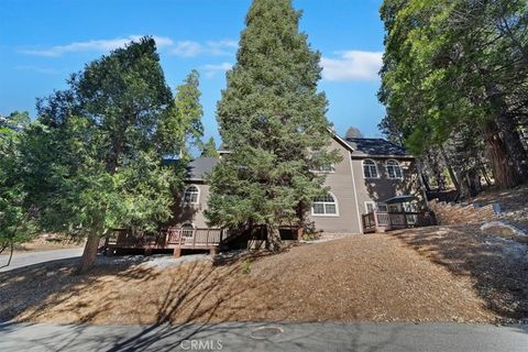 Photo of 27312 Little Bear Rd, Lake Arrowhead, CA 92317 (MLS # CV26074880)