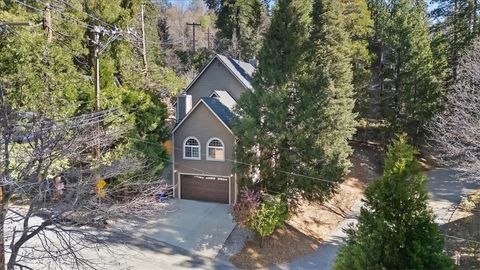 Photo of 27312 Little Bear Rd, Lake Arrowhead, CA 92317 (MLS # CV26074880)