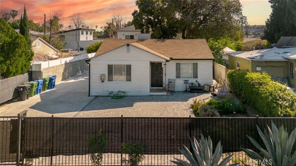 Photo of 15944 Valerio Street, Van Nuys, CA 91406 (MLS # SR26040691)