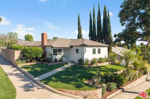 Photo of 3056 N Buena Vista Street, Burbank, CA 91504 (MLS # 26665819)