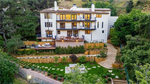 Photo of 3636 Camino De La Cumbre, Sherman Oaks, CA 91423 (MLS # SR26076508)