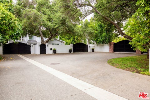 Photo of 17524 Jayden Lane, Encino, CA 91316 (MLS # 26991289)