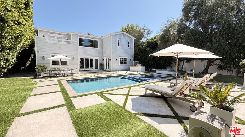Photo of 17524 Jayden Lane, Encino, CA 91316 (MLS # 26991289)