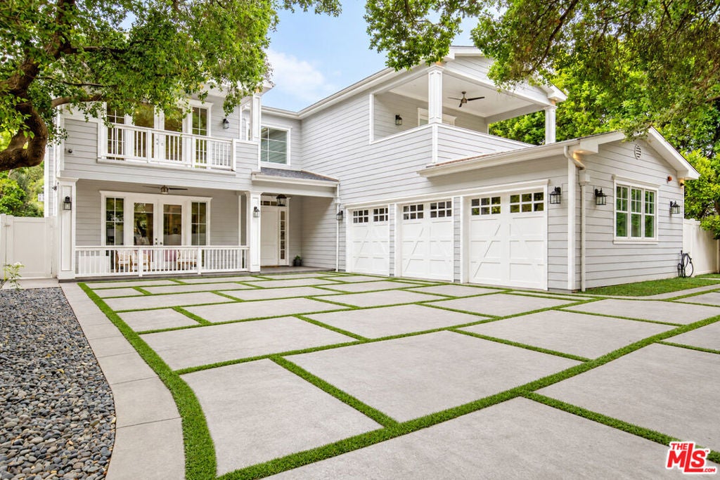 Photo of 17524 Jayden Lane, Encino, CA 91316 (MLS # 26991289)