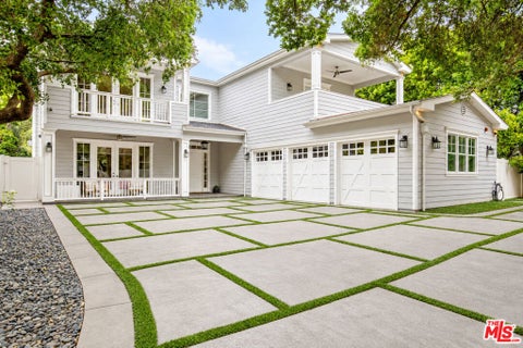 Photo of 17524 Jayden Lane, Encino, CA 91316 (MLS # 26991289)