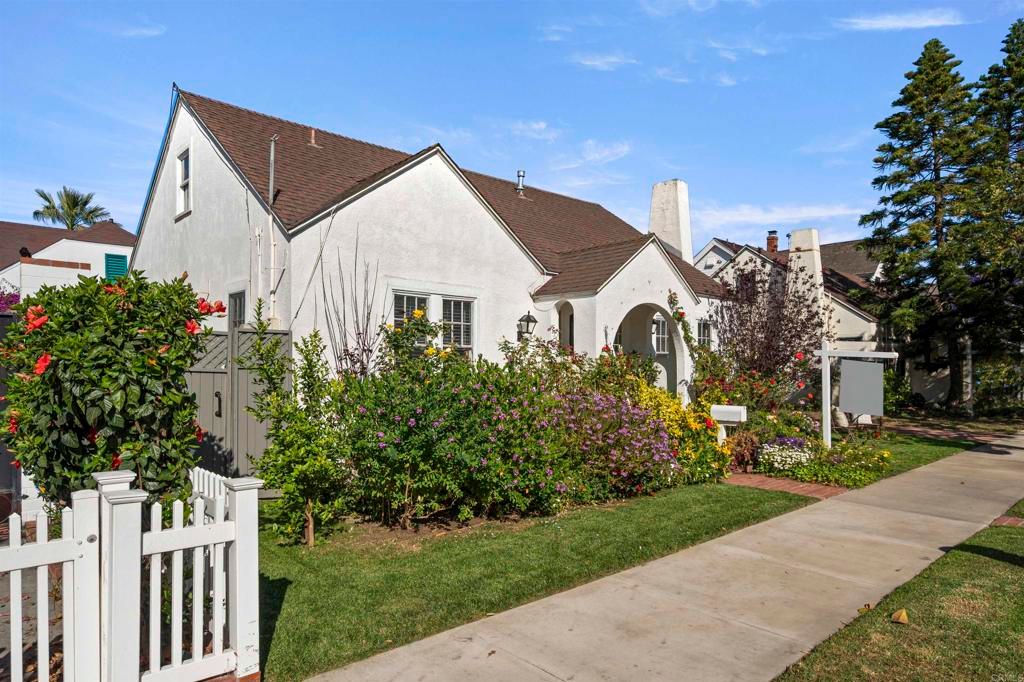 Photo of 1007 flora Avenue, Coronado, CA 92118 (MLS # NDP2603586)