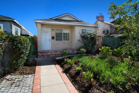 Photo of 4312 W Chandler Boulevard, Burbank, CA 91505 (MLS # SR26231585)