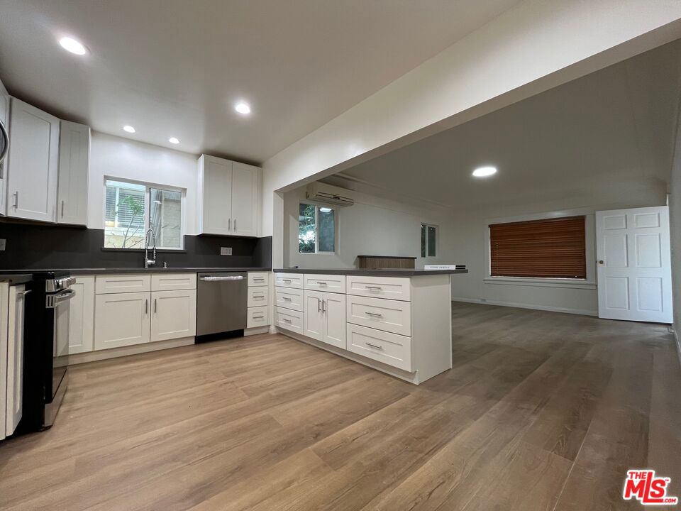Beautifully remodeled apartment featuring a brand-new kitchen and bathrooms, new laminate flooring and tiles, and new appliances with modern kitchen cabinets. Conveniently located near Koreatown and close to major freeways, offering easy access to restaurants, shops, and public transportation.