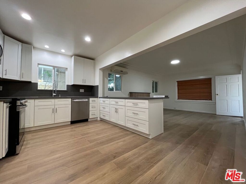 Photo of 1530 5th Avenue, Los Angeles, CA 90019 (MLS # 25609707)