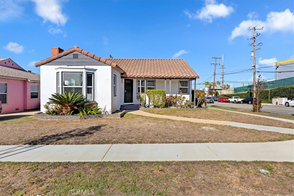 Main image without alt text