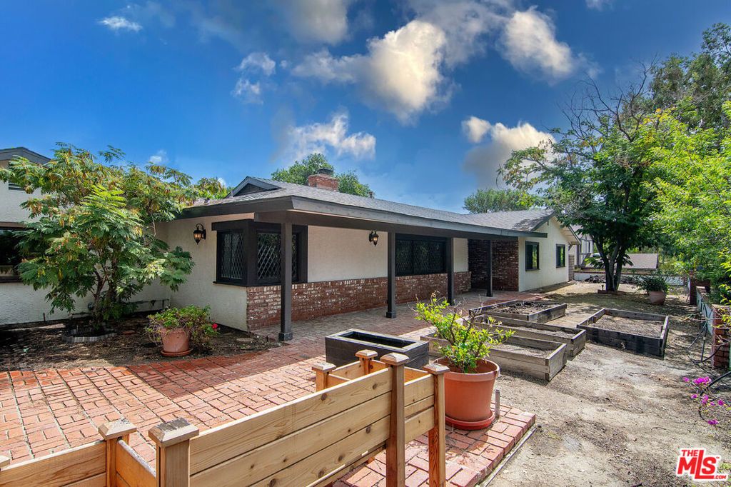 Photo of 11948 Clonlee Avenue, Granada Hills, CA 91344 (MLS # 25595323)