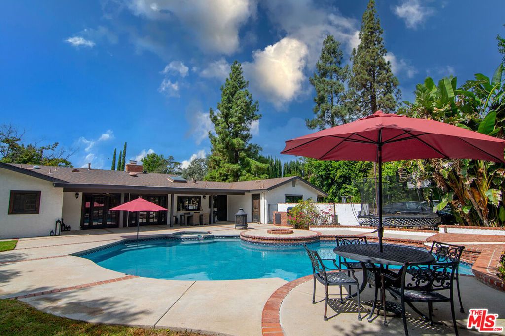 Photo of 11948 Clonlee Avenue, Granada Hills, CA 91344 (MLS # 25595323)
