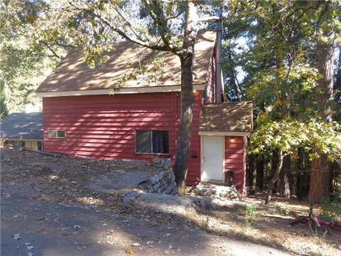 Photo of 1021 Coulter Pine Rd, Crestline, CA 92325 (MLS # IG26163503)