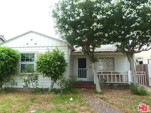 Opportunity to live in one and get income from second unit or purchase for an income property. Front house has 2 bedrooms, 1 bath, dining area. Second 1+1 unit is currently rented. Do Not Disturb Tenant. Probate sale, no court confirmation required.