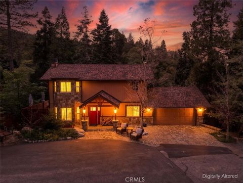Photo of 1056 Fiden Court, Crestline, CA 92325 (MLS # IG26086306)