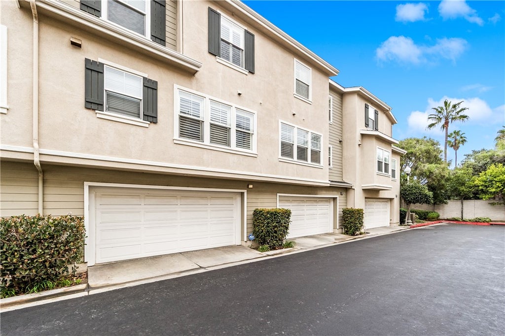 Photo of 6227 Pacific Pointe DR, Huntington Beach, CA 92648 (MLS # OC26205031)