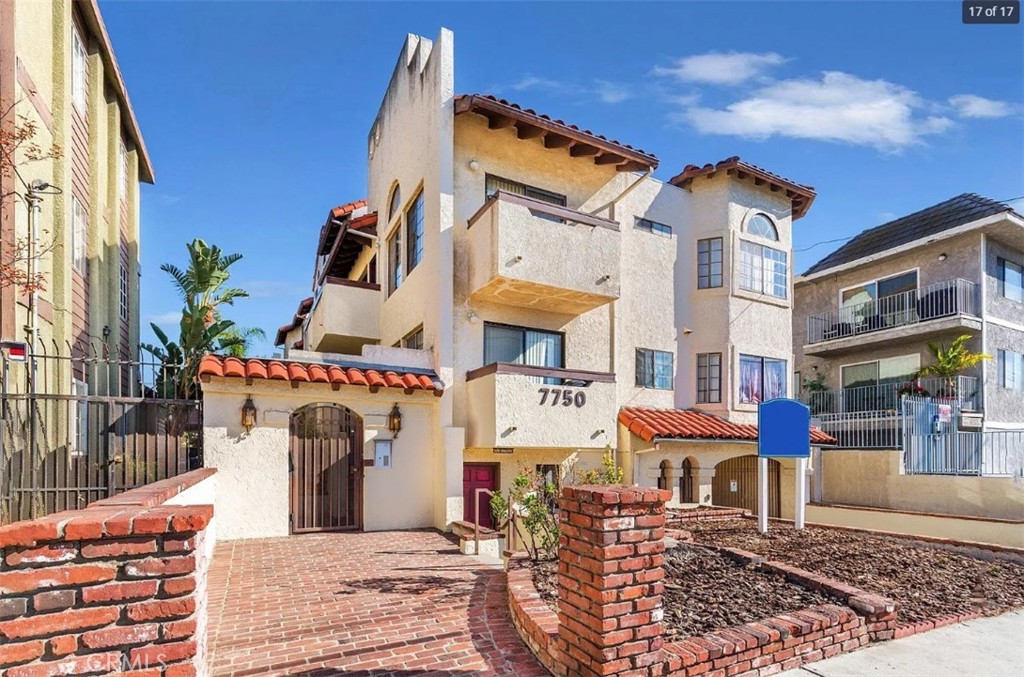 Laurel Canyon Lofts – Top Floor Corner Unit.
Enjoy modern living in this upgraded and freshly painted top-floor corner loft, featuring high ceilings, abundant natural light, and a spacious open layout. The community offers on-site laundry, and the unit includes two tandem parking spaces. Conveniently located near shops, dining, and entertainment.