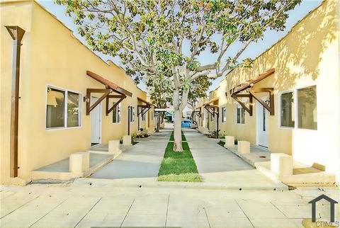 Photo of 622 W 59th Pl Pl, Los Angeles, CA 90044 (MLS # CV25262036)