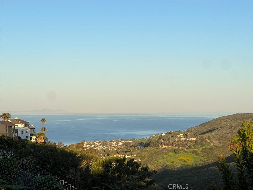 Photo of 1569 Skyline Dr, Laguna Beach, CA 92651 (MLS # OC25239224)