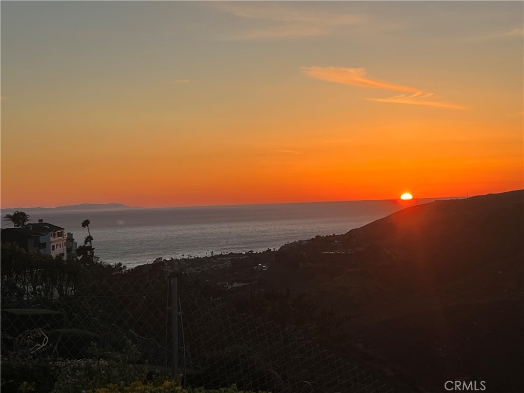 Relaxed Coastal Living with Ocean Views | Fully Furnished custom home in Mistic Hills
Kick back and soak in the gorgeous ocean and canyon views from this one-of-a-kind Laguna Beach home, tucked away in the peaceful Mystic Hills neighborhood. Whether you're here for a month or longer, this fully furnished spot has everything you need for a comfy, stress-free stay.
4 Bedrooms • 3 Bathrooms – sleeps up to 8. Just minutes from downtown Laguna, beaches, shops, restaurants & parks
Free city trolley, trails, tennis courts, dog parks, and more nearby. Private driveway, 2-car garage + Tesla charger, and easy street parking
Amazing sunset views from the backyard, outdoor dining area & BBQ. A/C, fast Wi-Fi, and all the essentials ready to go
This custom-designed home has tons of natural light and plenty of space to spread out. The primary bedroom has a king bed, jacuzzi tub, and walk-in closet. There are two more bedrooms with a king and queen bed, plus a loft with another queen bed and killer views.
The kitchen is fully stocked with everything you need — just bring your suitcase. We’ll provide starter kits for toiletries, kitchen basics, and more so you can settle in right away. Perfect for a remote work getaway, family trip, or just some time to recharge by the coast.