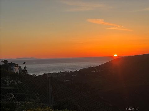 Photo of 1569 Skyline Dr, Laguna Beach, CA 92651 (MLS # OC25239224)