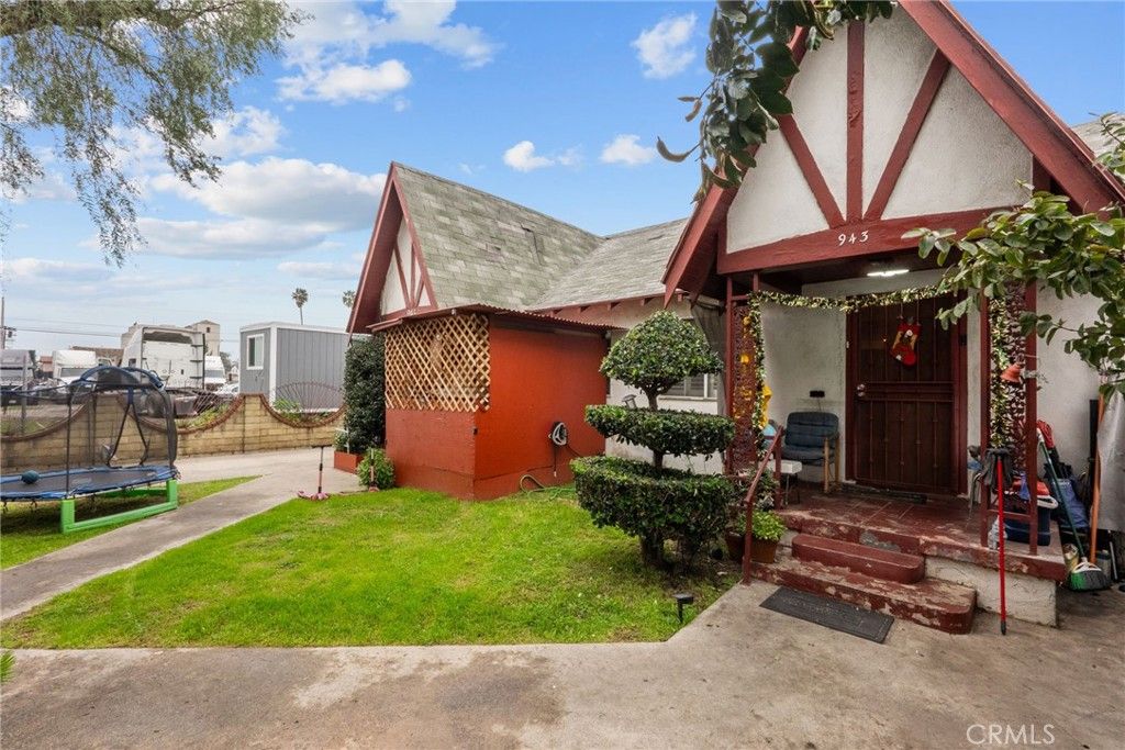 Photo of 943 W 65th Street, Los Angeles, CA 90044 (MLS # SR26013519)