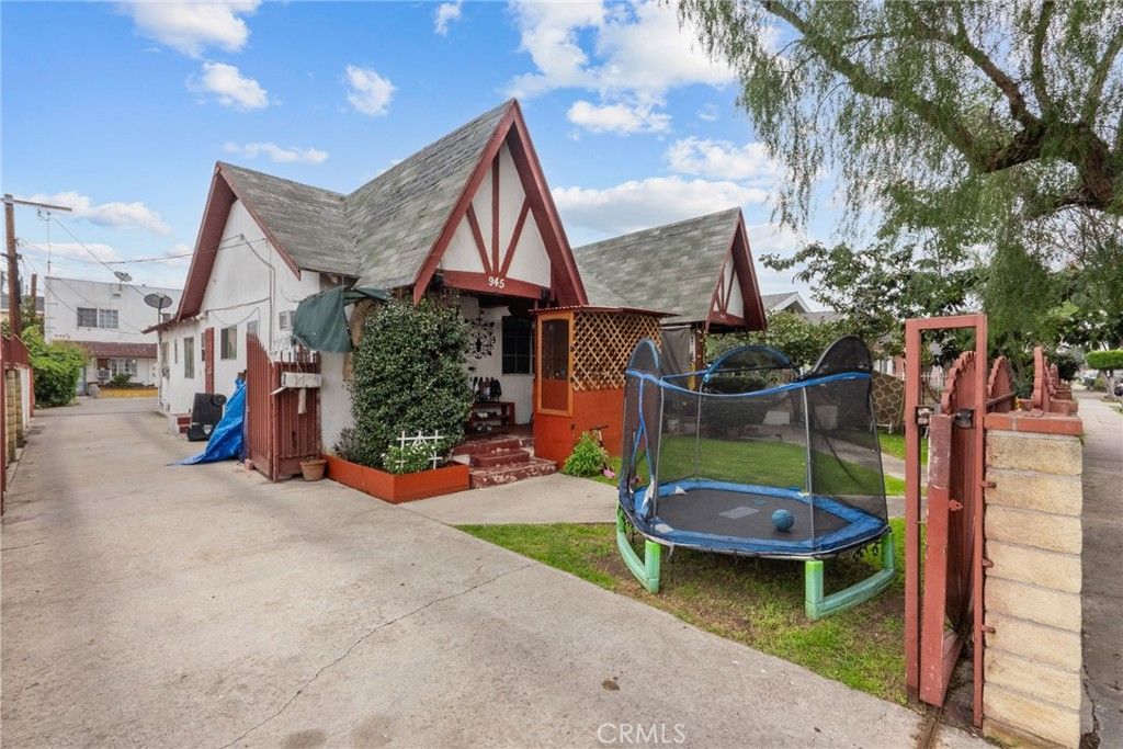 Photo of 943 W 65th Street, Los Angeles, CA 90044 (MLS # SR26013519)