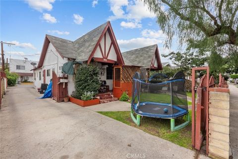 Photo of 943 W 65th Street, Los Angeles, CA 90044 (MLS # SR26013519)