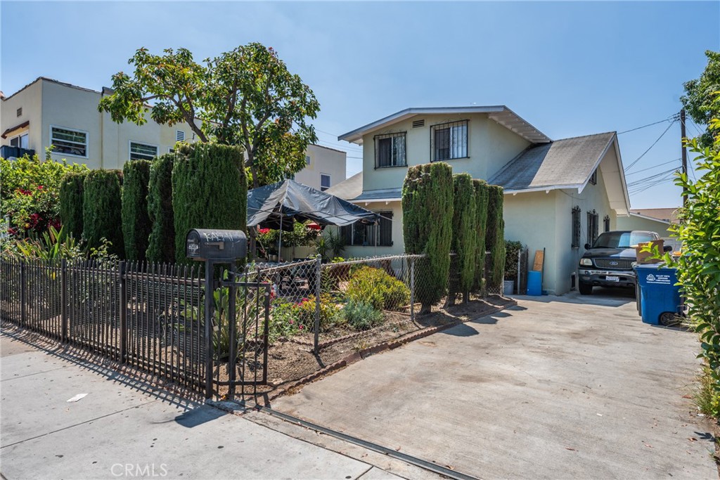 FOR SALE TRIPLEX!
Investors call me!
This property features
3 Units in Huntington Park!
3 Electric Meters, 3 Gas Meters
Address:
2508 Saturn Ave
Huntington Park, Ca 90255
Front Unit has physically
7 bed, 1.5 bath, On title shows 3 Bed, 1 Bath. In Back it has
2 Units each will have
1 bed, 1 bath
And are currently not rented.
1 Detached 2 Car Garage
Drive way in the property
Hablamos Español
Call me with any questions
Near schools, parks, stores, this property will not last...