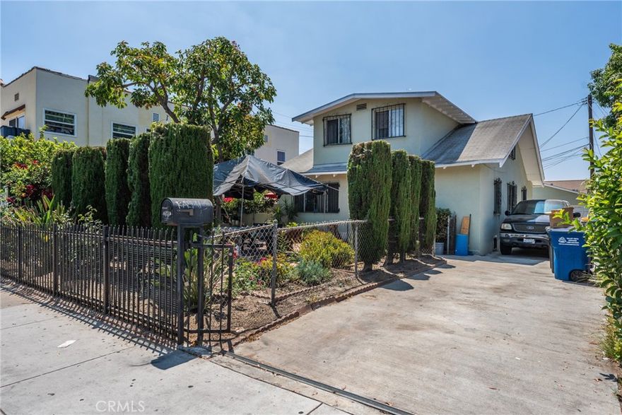 FOR SALE TRIPLEX!

Investors call me!

This property features 

3 Units in Huntington Park!

3 Electric Meters, 3 Gas Meters

Address:

2508 Saturn Ave

Huntington Park, Ca 90255

Front Unit has physically

7 bed, 1.5 bath, On title shows 3 Bed, 1 Bath. In Back it has 

2 Units each will have

1 bed, 1 bath 

And are currently not rented.

1 Detached 2 Car Garage 

Drive way in the property

Hablamos Español 

Call me with any questions 

Near schools, parks, stores, this property will not last...