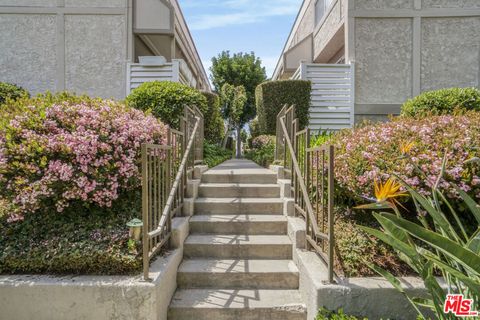18333 Hatteras Street 22 Tarzana CA 91356