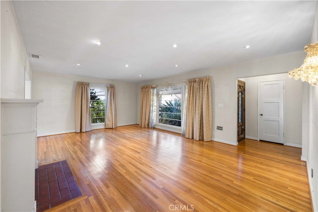 1207 Graynold
