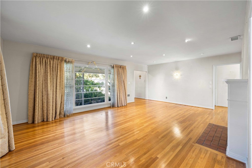 1207 Graynold