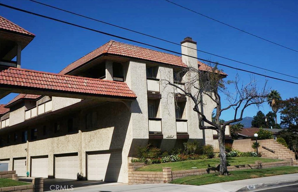 ++++Temple City Schools++++This 3 bedrooms/2.5 baths Condos is located at the highly desirable area of North San Gabriel. Award Winning Temple City School District. Excellent floor plan. Central Air Condition. Updated kitchen with granite countertops and stainless steel appliances. Large master bedroom with his and her walk in closet. Second bedroom is airy with natural lighting. There is a laundry room downstairs can be used as 3rd bedroom or office. 2 Car attached garage with direct access.