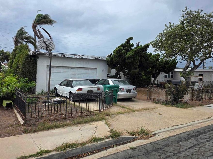 INVESTOR BUYERS ONLY NO FINANCING. SINGLE STORY 3 BED AND 2 BATH LOCATED CLOSE TO FREEWAY, PUBLIC TRANSPORTATION AND MINUTES AWAY FROM THE IMPERIAL BEACH