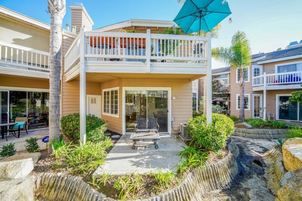2BR/2BA UNIT OFFERING LARGE AND BRIGHT OPEN LIVING AREA WITH LARGE WINDOWS. MASTER WALK-IN CLOSET, LARGE KITCHEN, IN UNIT LAUNDRY, COMPLEX HAS COMMUNITY POOL, GREAT LOCATION WALK TO SHOPS AND RESTAURANTS, NEAR UCSD AND I-5.