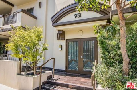 Photo of 951 Granville Avenue #PH1, Los Angeles, CA 90049 (MLS # 26848769)