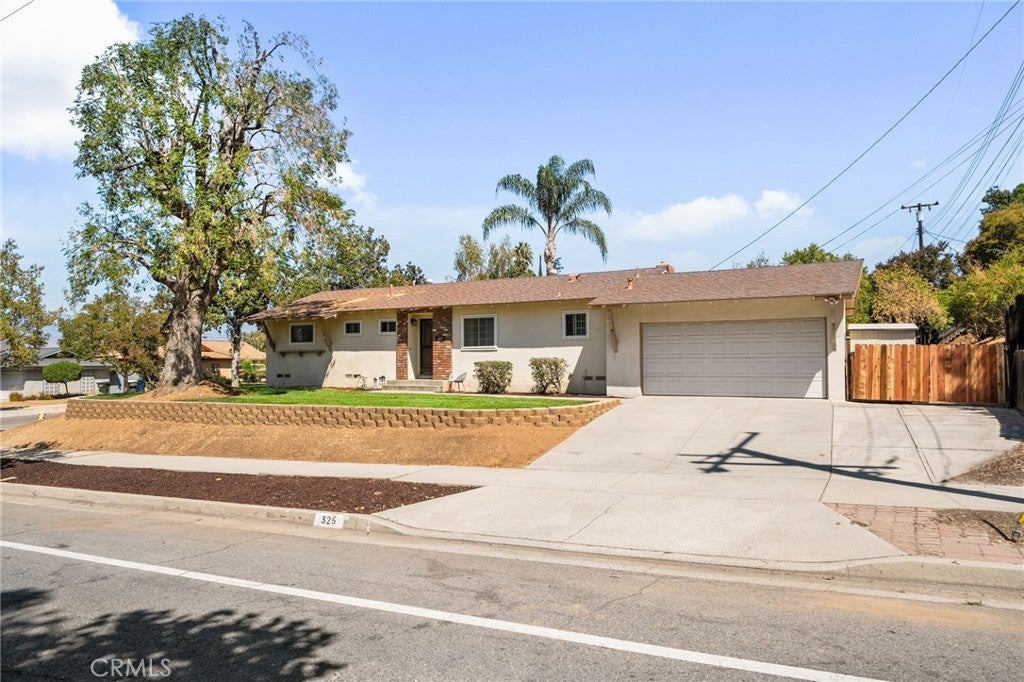 325 Lakeside Avenue