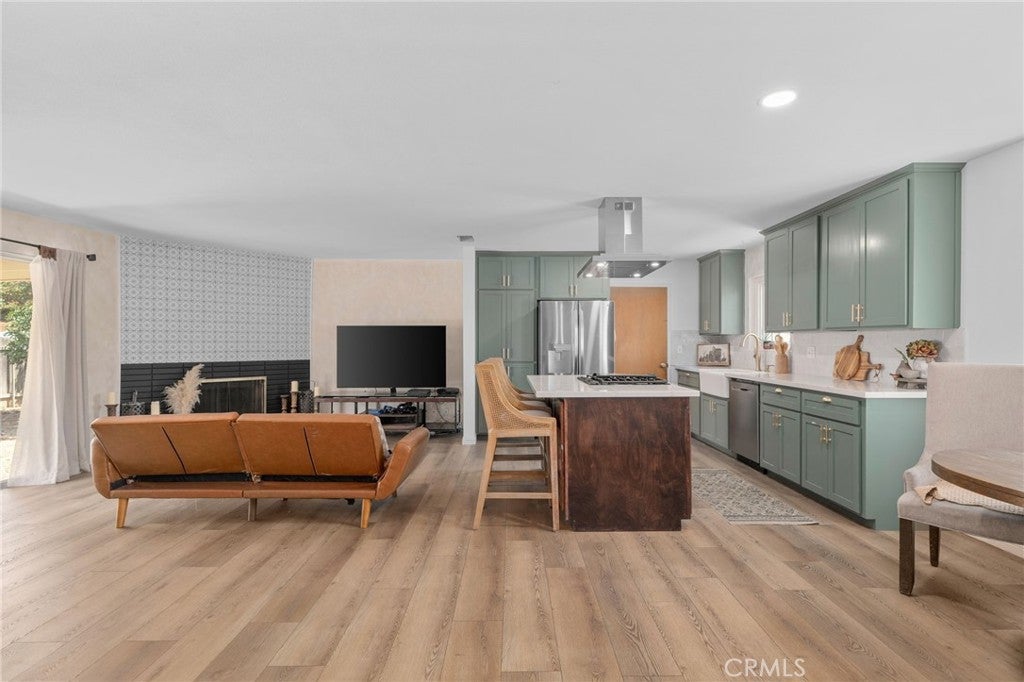 325 Lakeside Avenue
