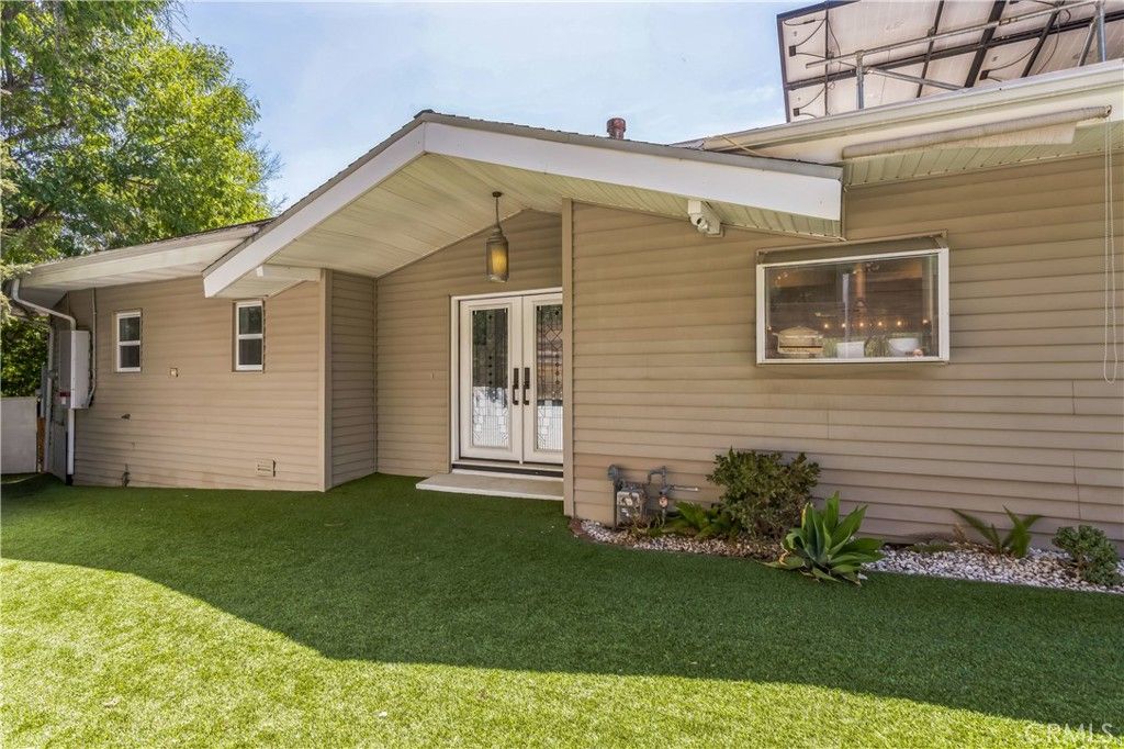 Photo of 4922 Escobedo Drive, Woodland Hills, CA 91364 (MLS # SR25202319)