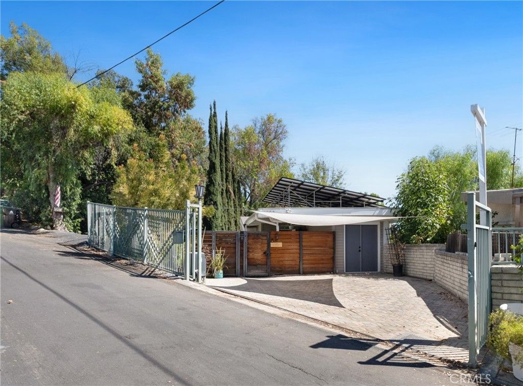 Photo of 4922 Escobedo Drive, Woodland Hills, CA 91364 (MLS # SR25202319)