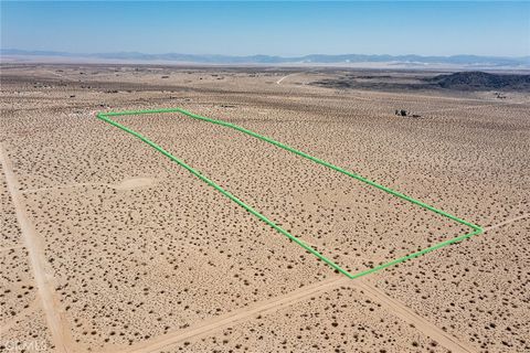 Photo of 5678 La Brisa Drive, Joshua Tree, CA 92252 (MLS # JT25181039) Photo of 5678 La Brisa Drive, Joshua Tree, CA 92252 (MLS # JT25181039)