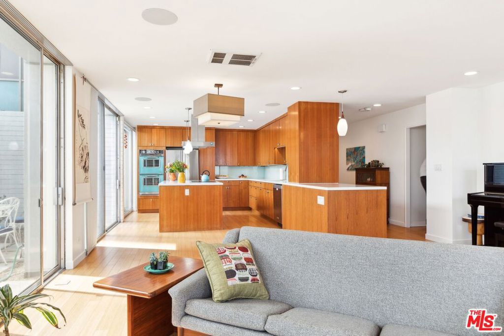 2999 E Ocean Boulevard 120