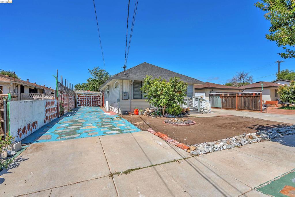 36863 Elm St