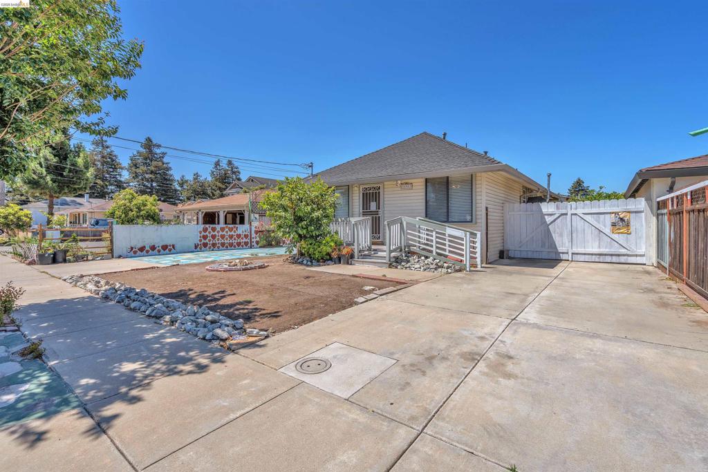 36863 Elm St