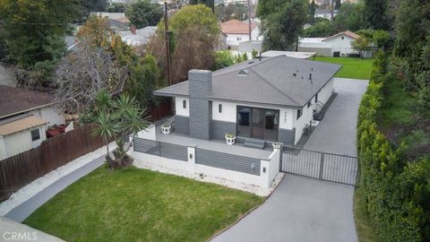 Photo of 4867 Noble, Sherman Oaks, CA 91403 (MLS # SR26015225)