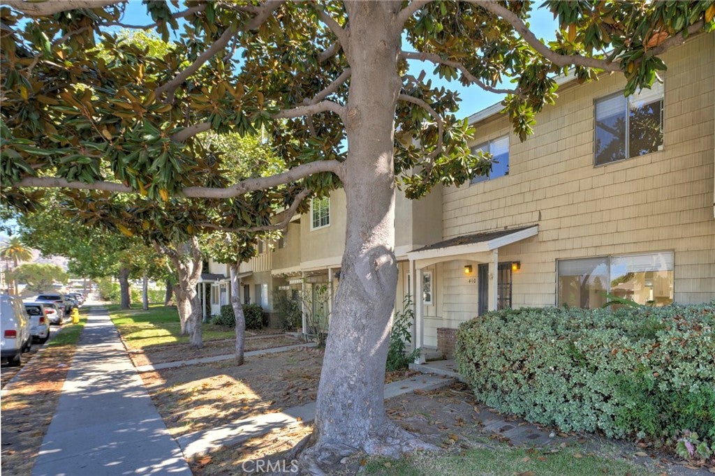 410 N Cerritos